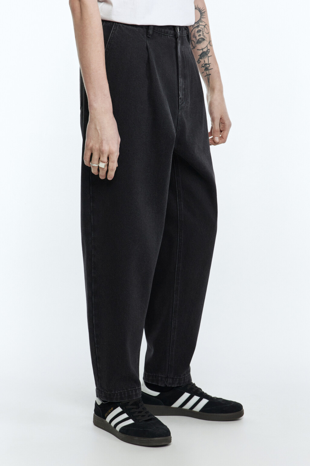 Джинсы ManBalloon широкие со складками на поясе - цвет черный - 2