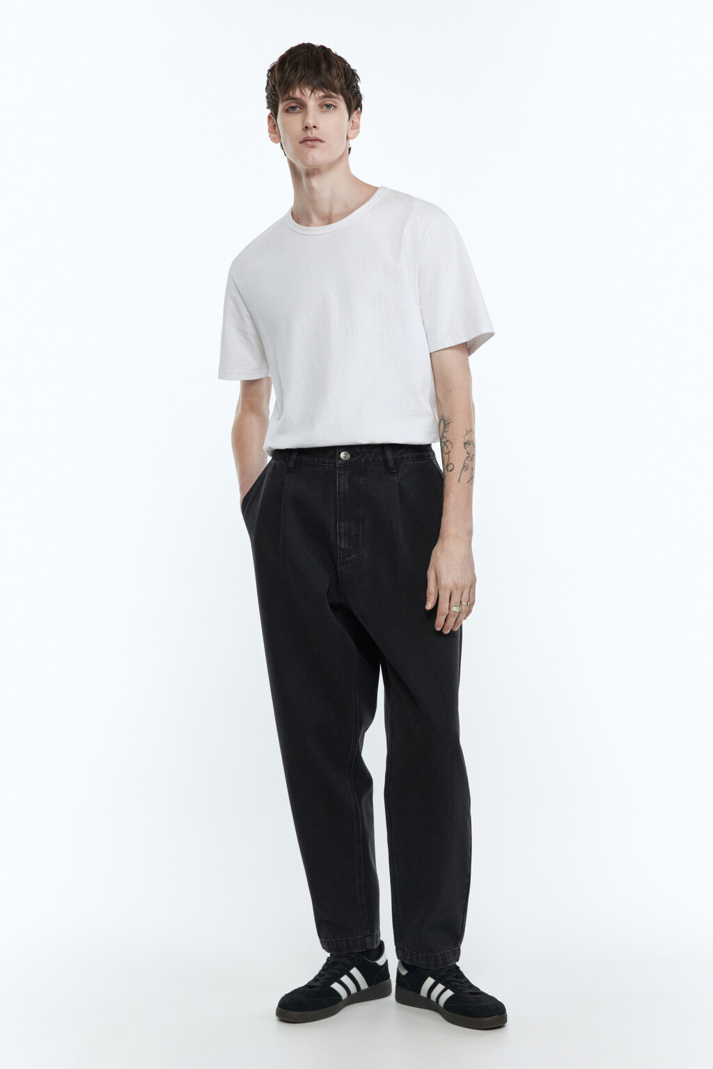 Джинсы ManBalloon широкие со складками на поясе - цвет черный - 4