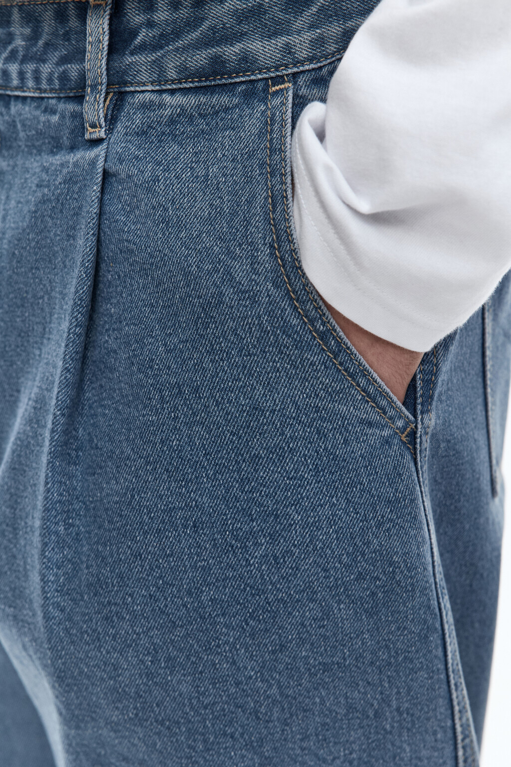 Джинсы-бананы со складками на поясе - цвет голубой - 6