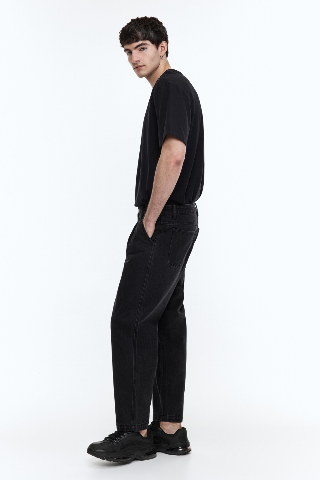 Джинсы-бананы со складками на поясе - цвет черный - 1