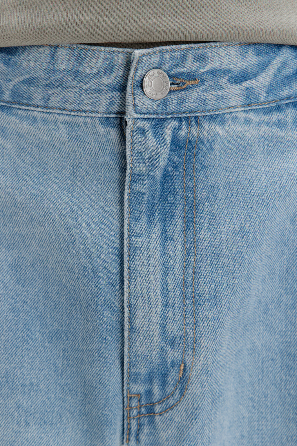 Джинсы-бананы со складками на поясе - цвет голубой - 5