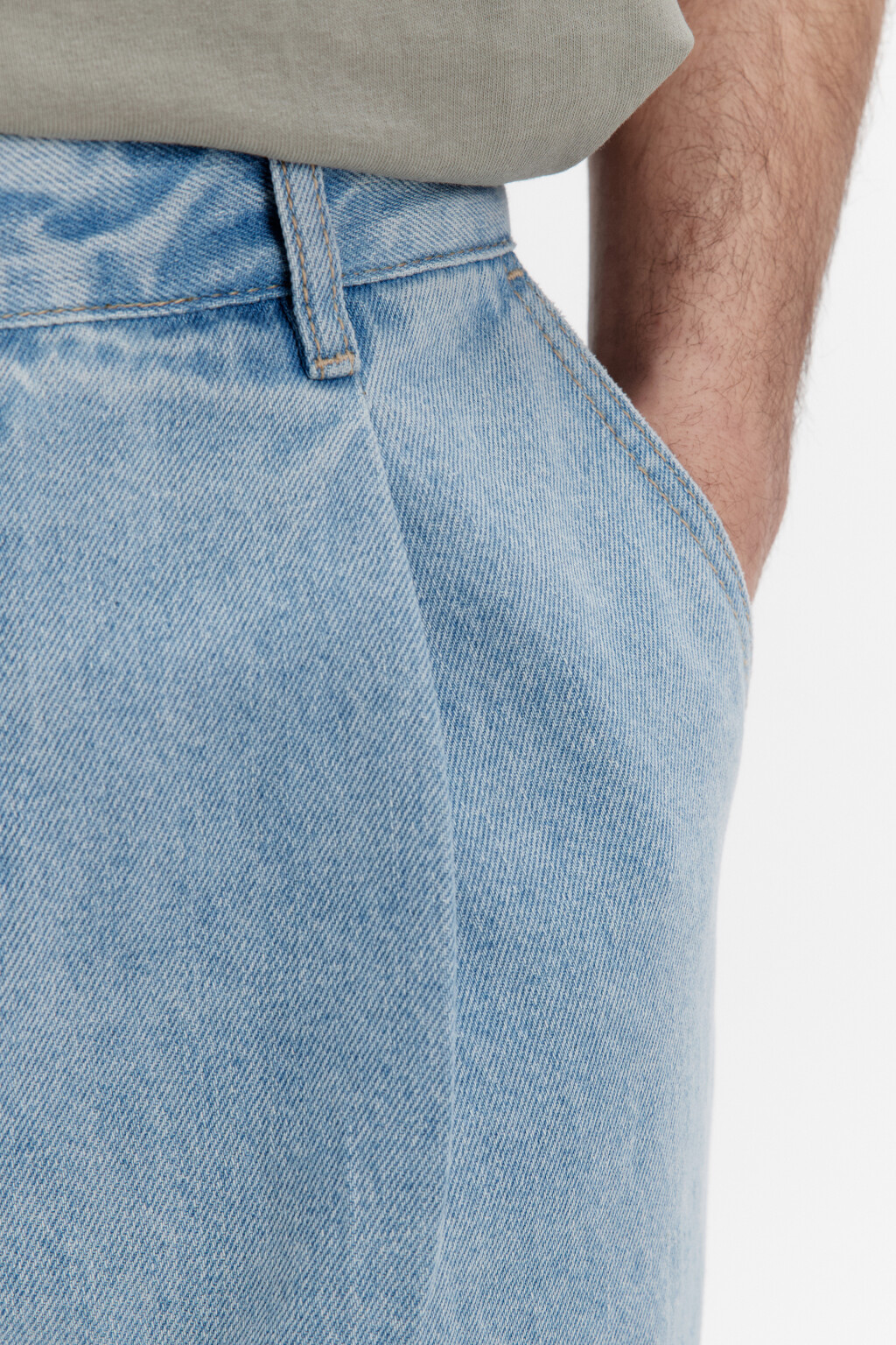 Джинсы-бананы со складками на поясе - цвет голубой - 6