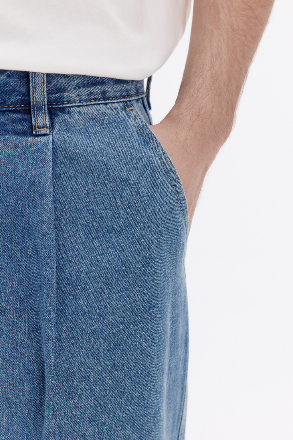 Джинсы-бананы со складками на поясе - цвет голубой - 6