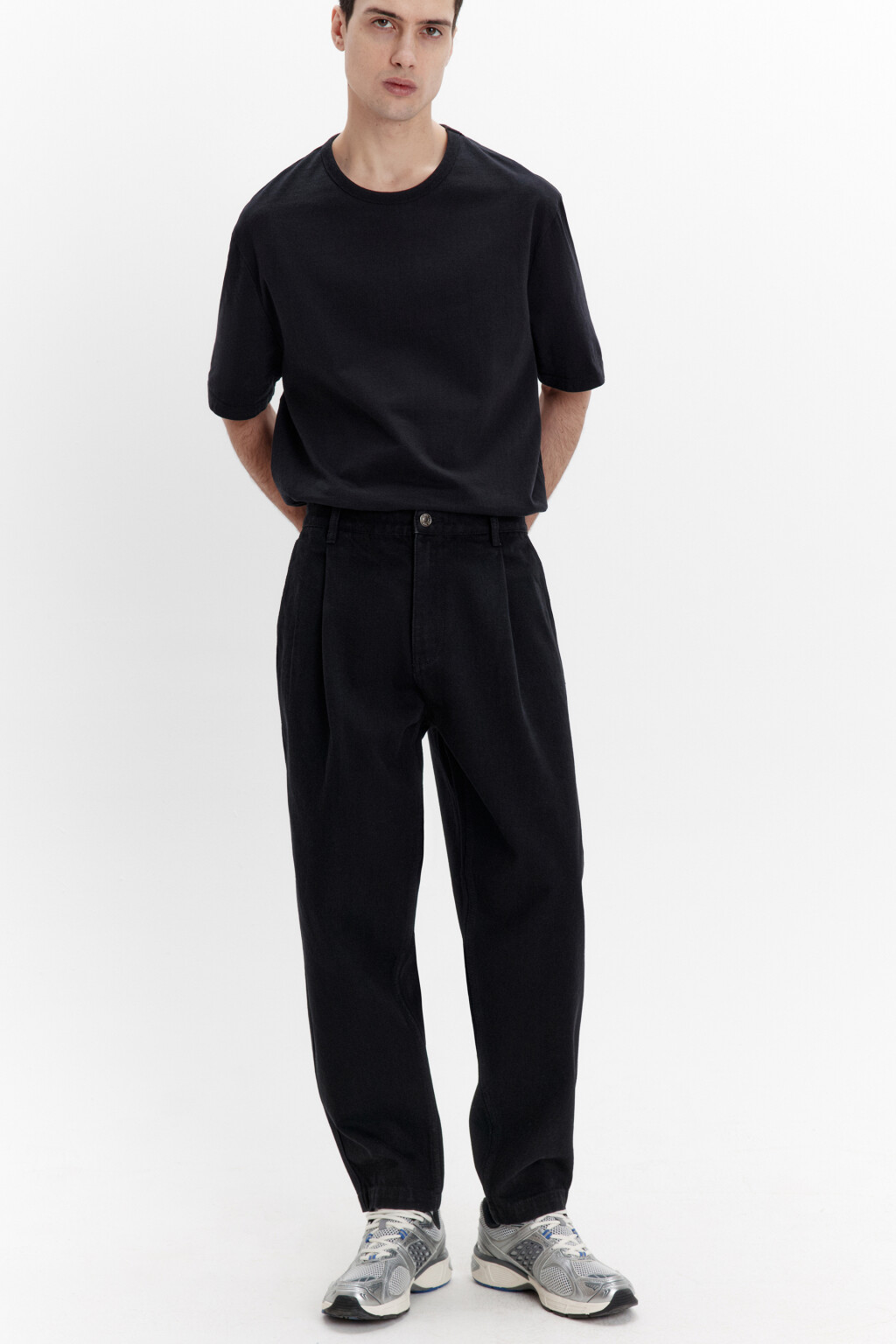 Джинсы-бананы со складками на поясе - цвет черный - 1