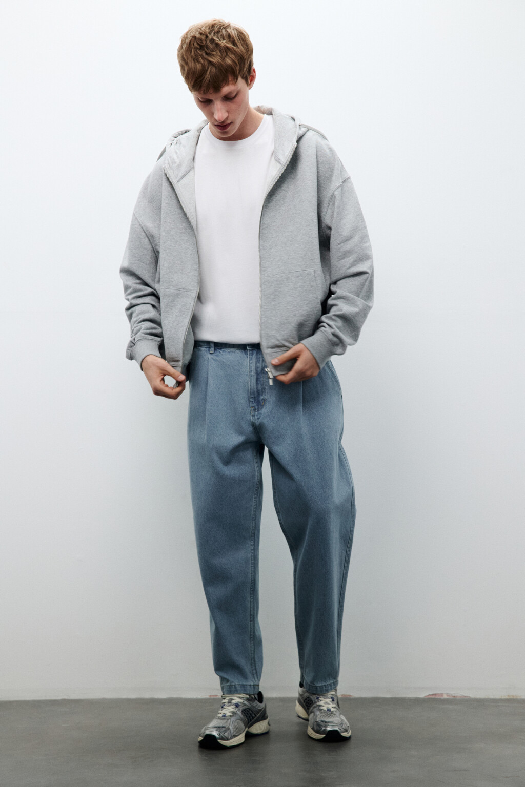 Джинсы-бананы со складками на поясе - цвет голубой - 2