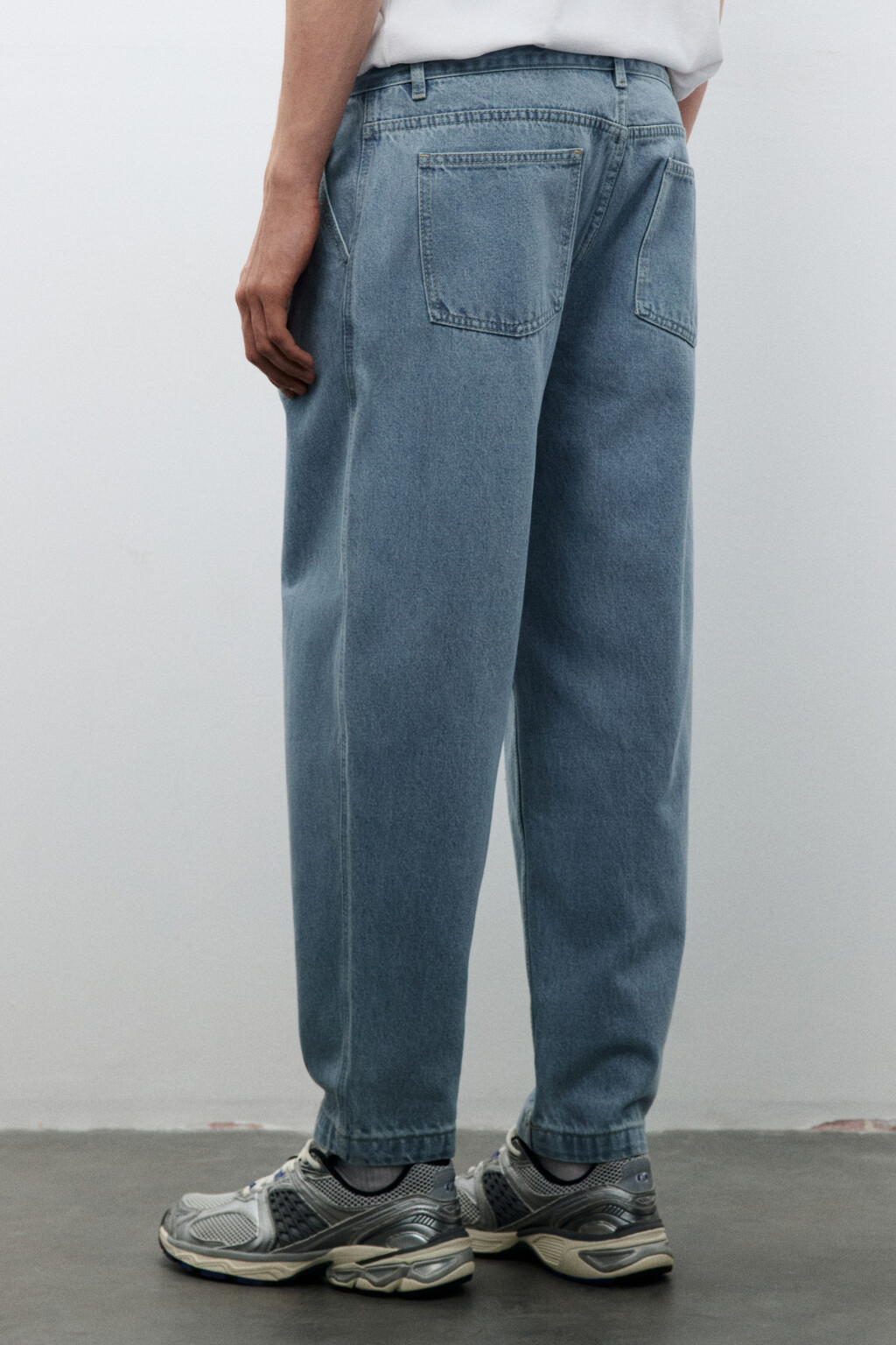 Джинсы-бананы со складками на поясе - цвет голубой - 4