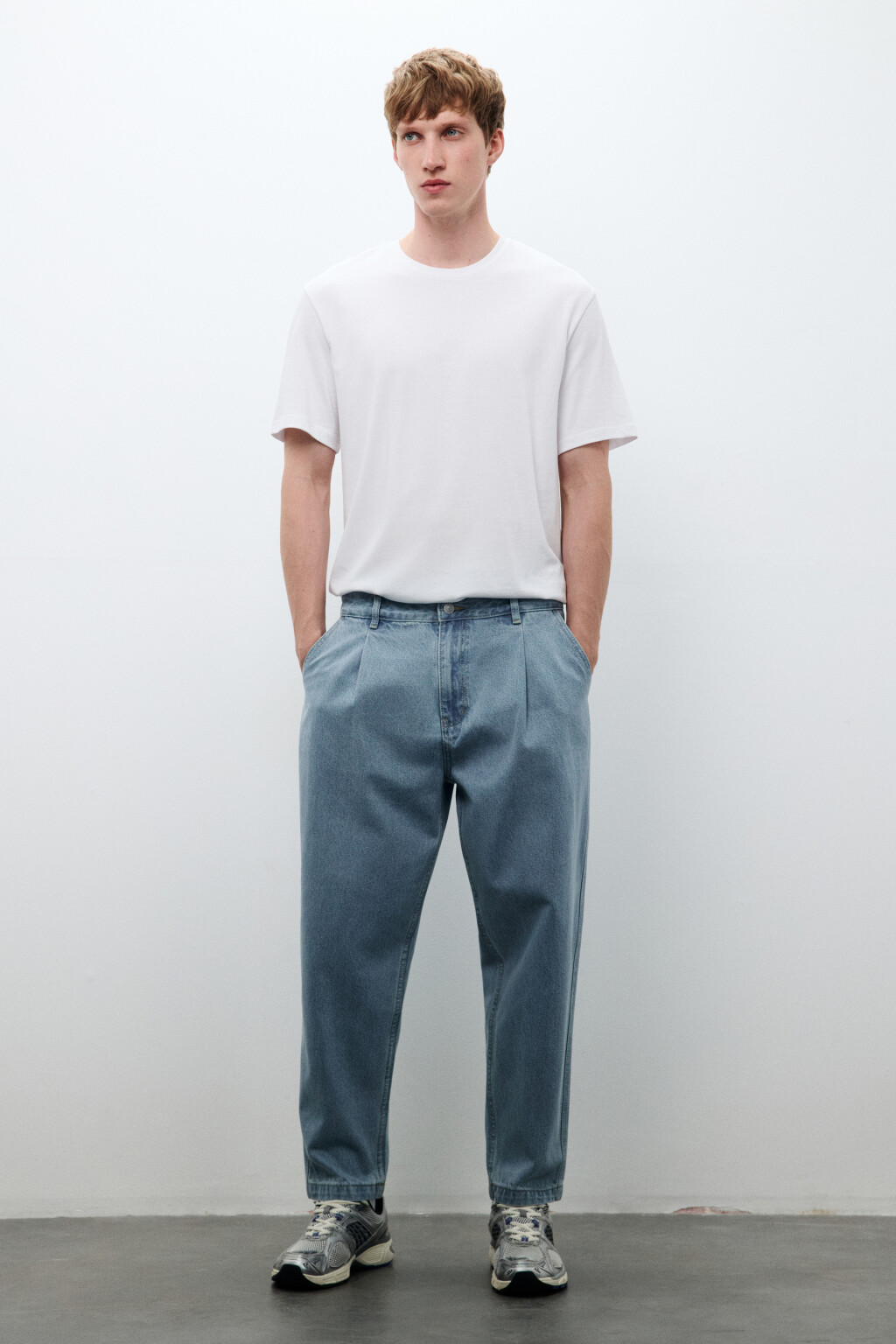 Джинсы-бананы со складками на поясе - цвет голубой - 5