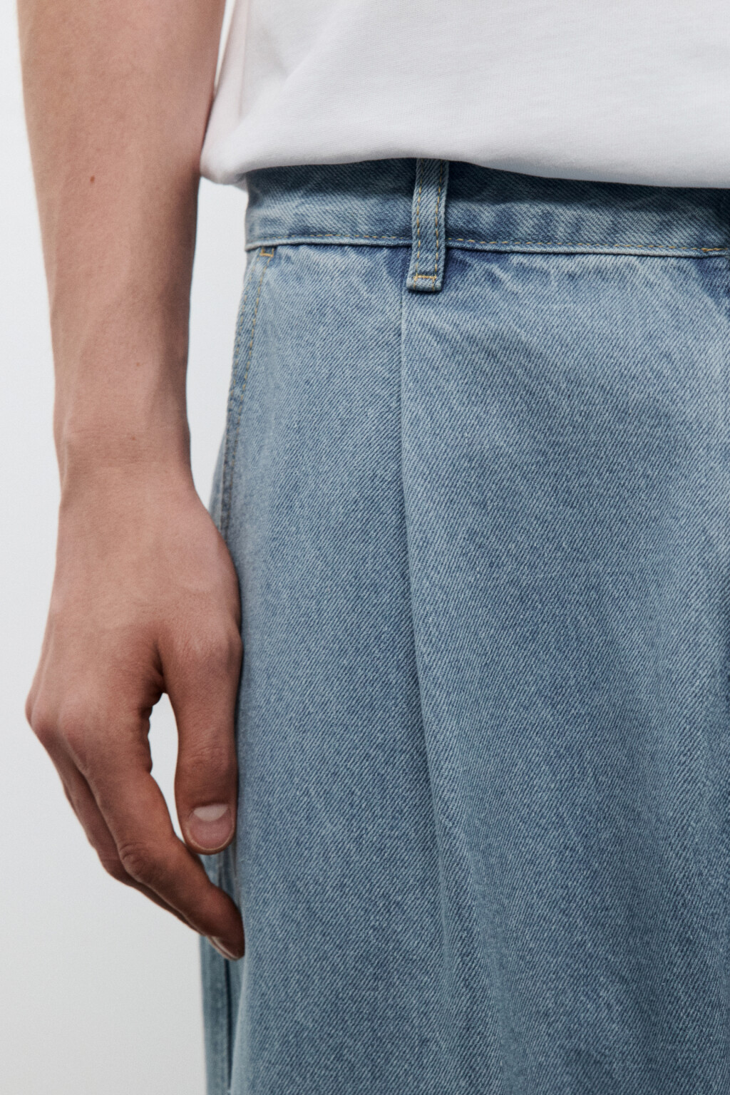 Джинсы-бананы со складками на поясе - цвет голубой - 6