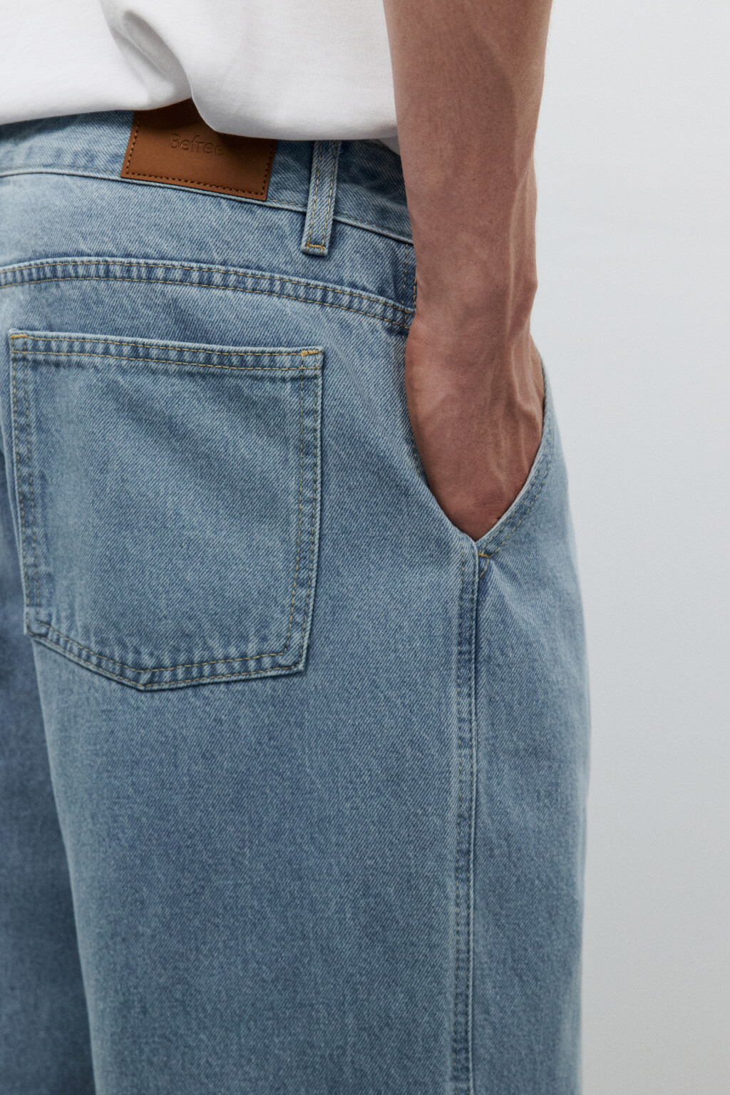 Джинсы-бананы со складками на поясе - цвет голубой - 7