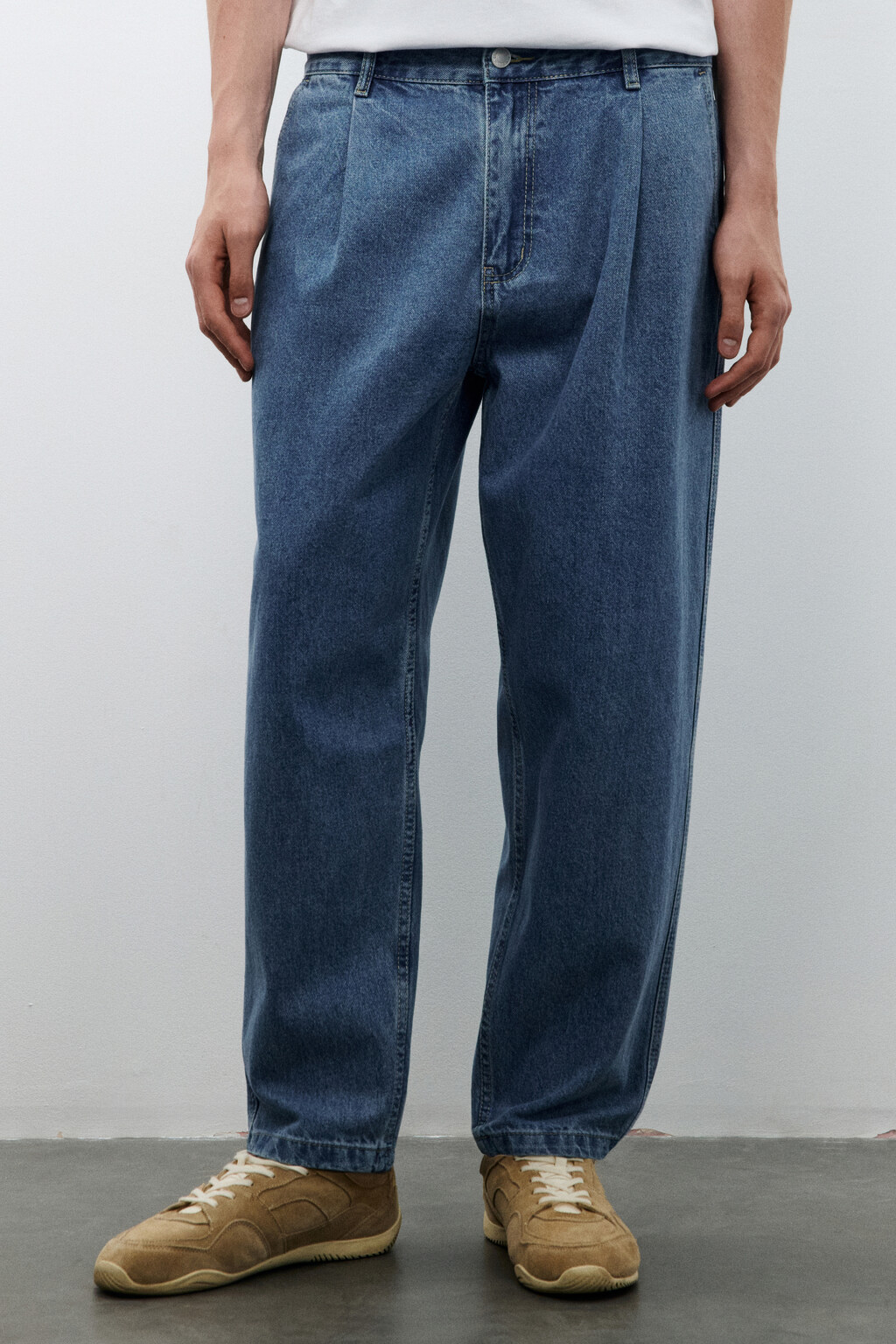 Джинсы-бананы со складками на поясе - цвет голубой - 2