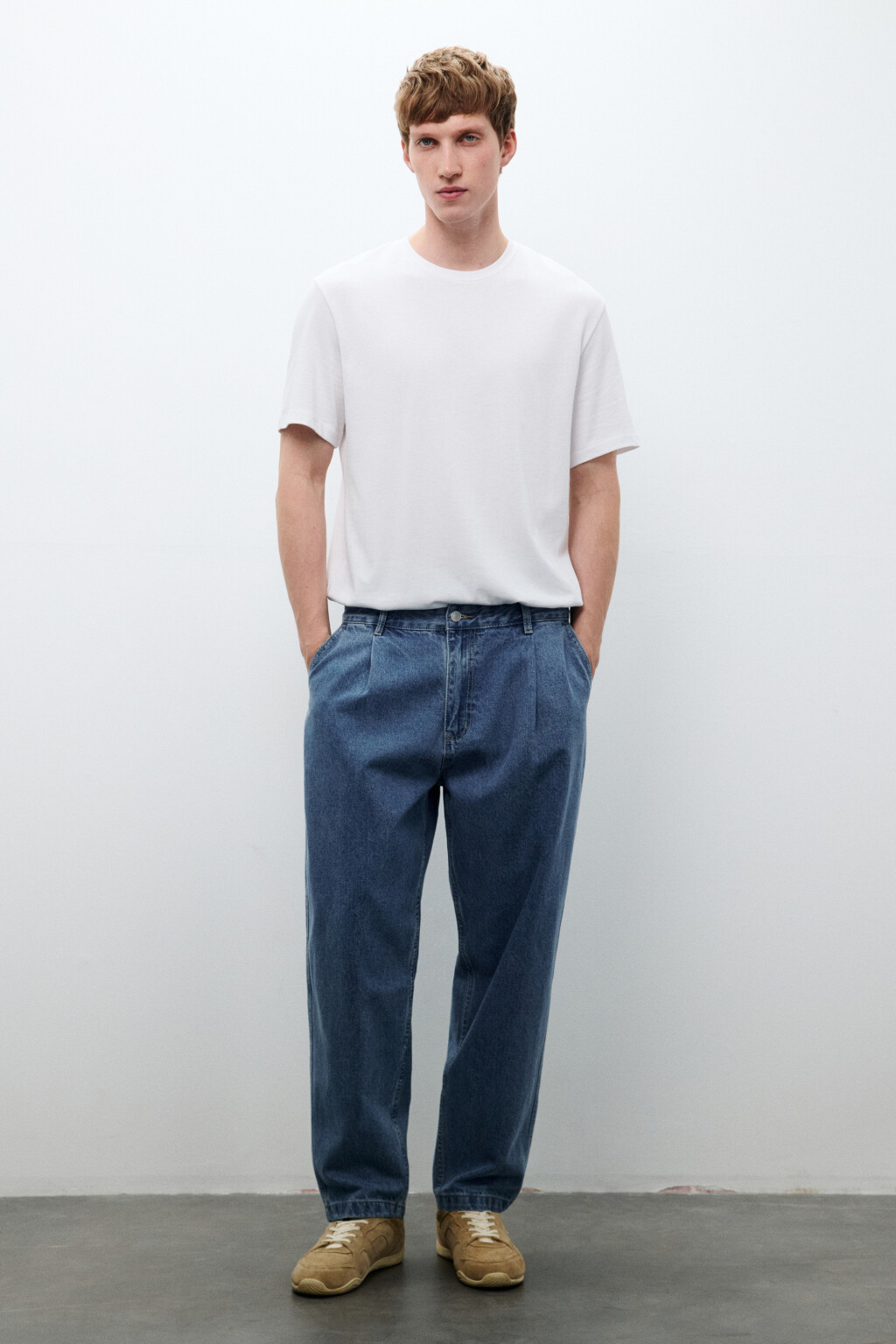 Джинсы-бананы со складками на поясе - цвет голубой - 4