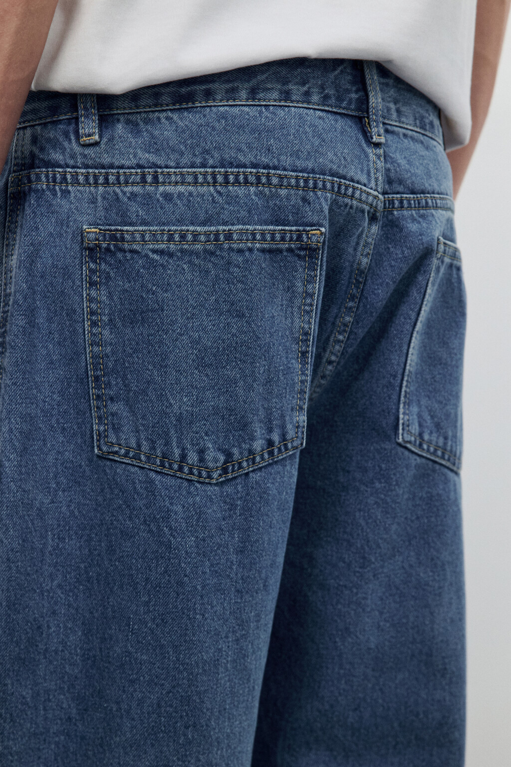 Джинсы-бананы со складками на поясе - цвет голубой - 5