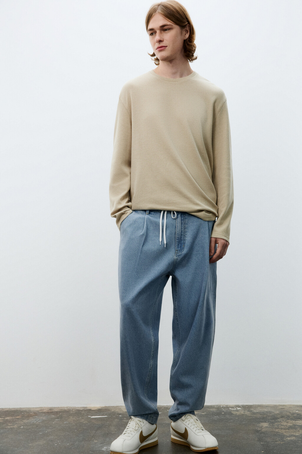 Джинсы-бананы со складками на поясе - цвет голубой - 1