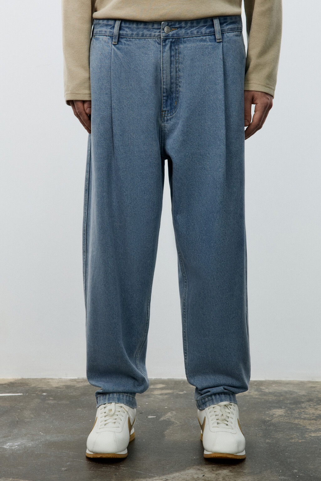 Джинсы-бананы со складками на поясе - цвет голубой - 2