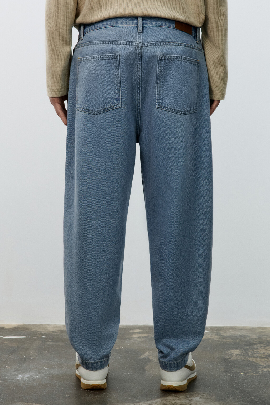 Джинсы-бананы со складками на поясе - цвет голубой - 3