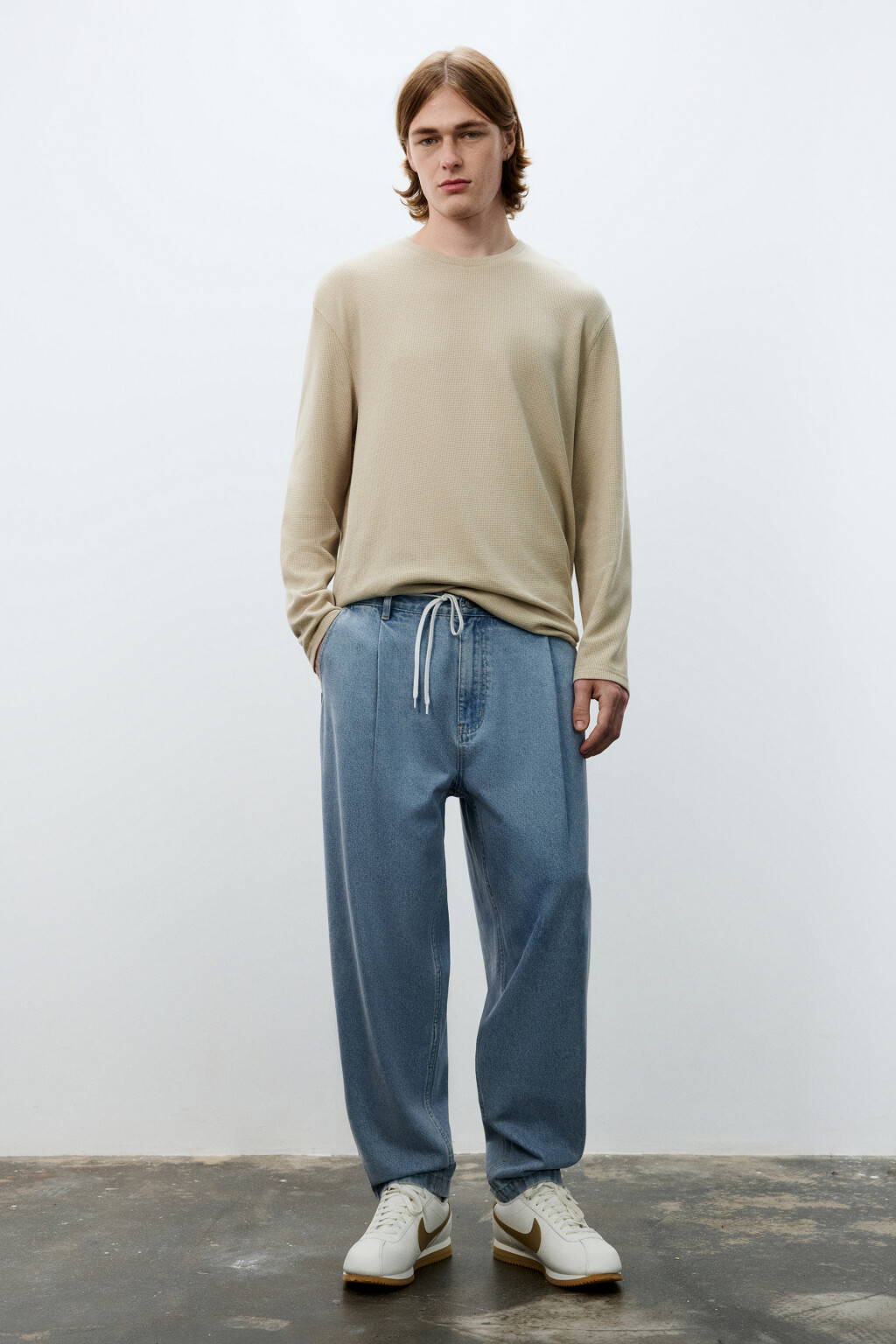 Джинсы-бананы со складками на поясе - цвет голубой - 4