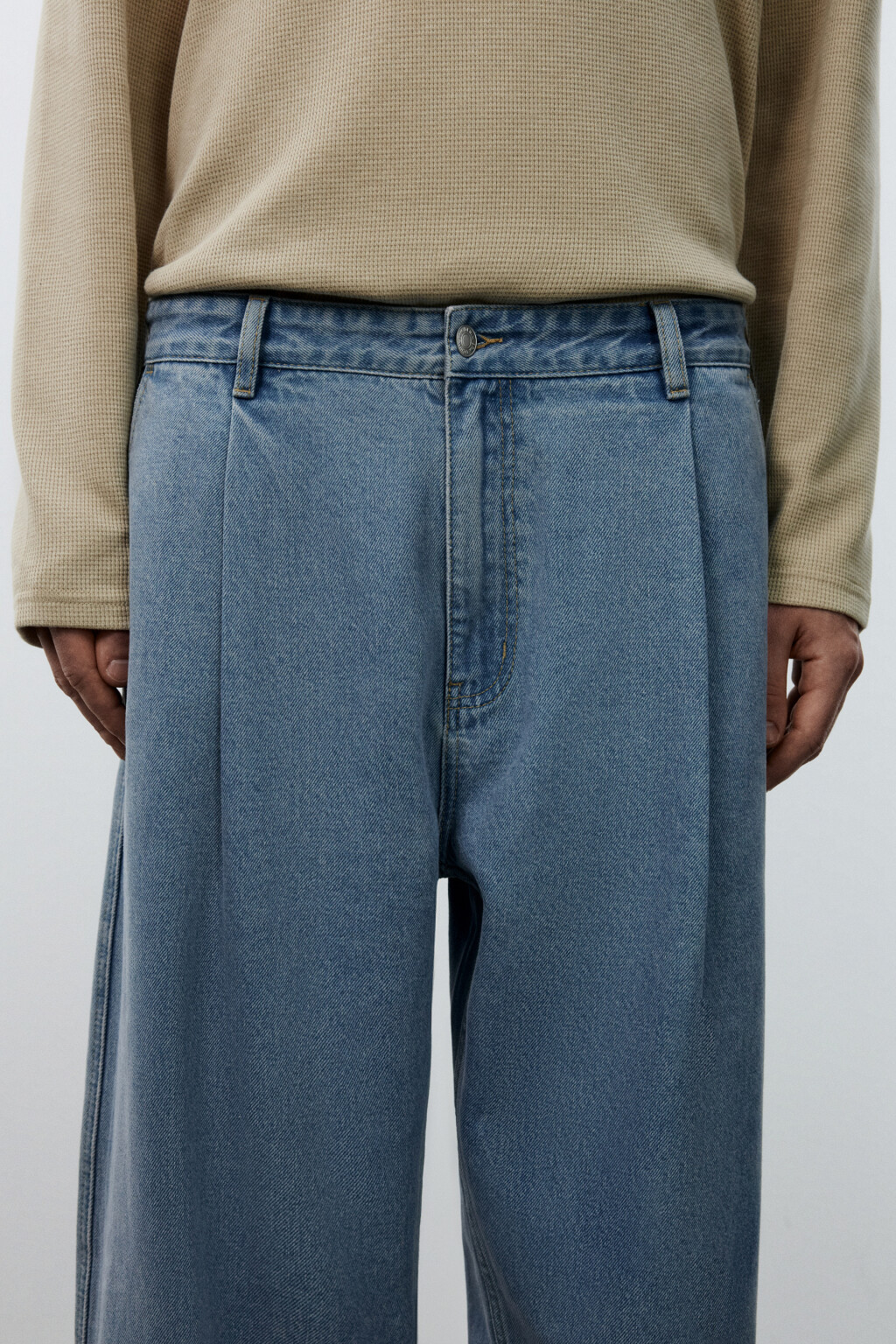 Джинсы-бананы со складками на поясе - цвет голубой - 5