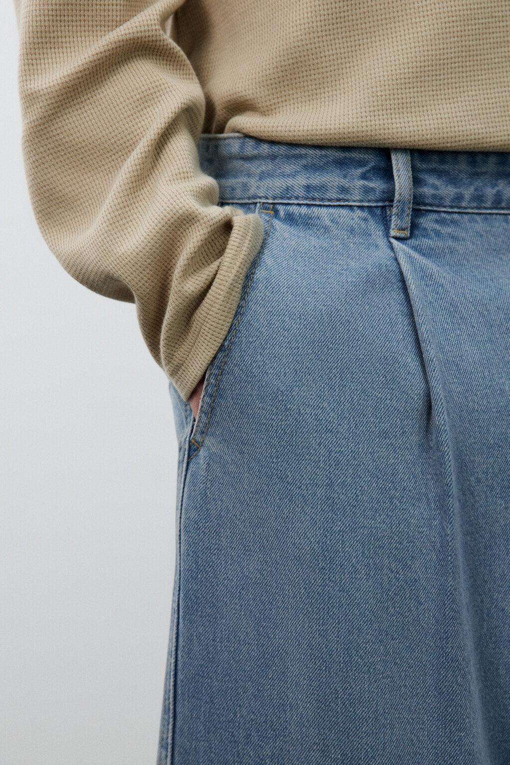 Джинсы-бананы со складками на поясе - цвет голубой - 6