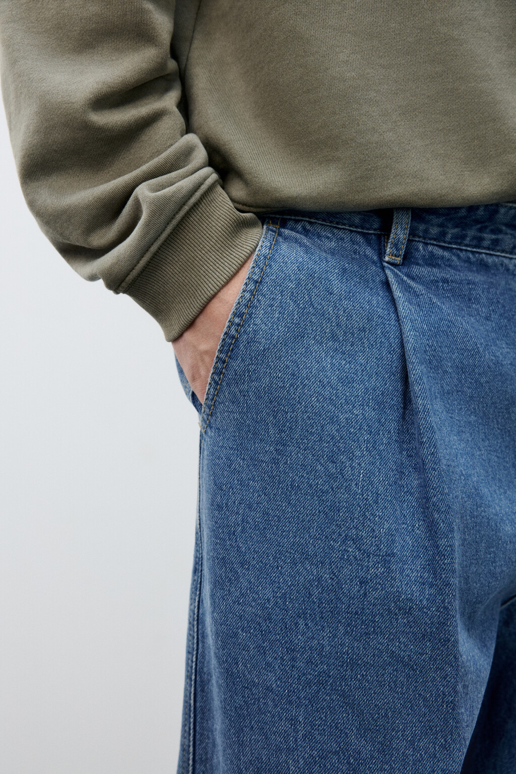 Джинсы-бананы со складками на поясе - цвет голубой - 6