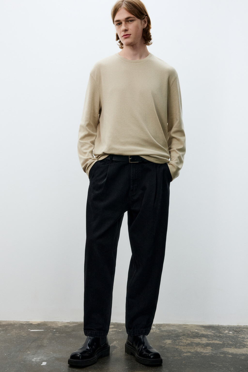 Джинсы-бананы со складками на поясе - цвет черный - 1