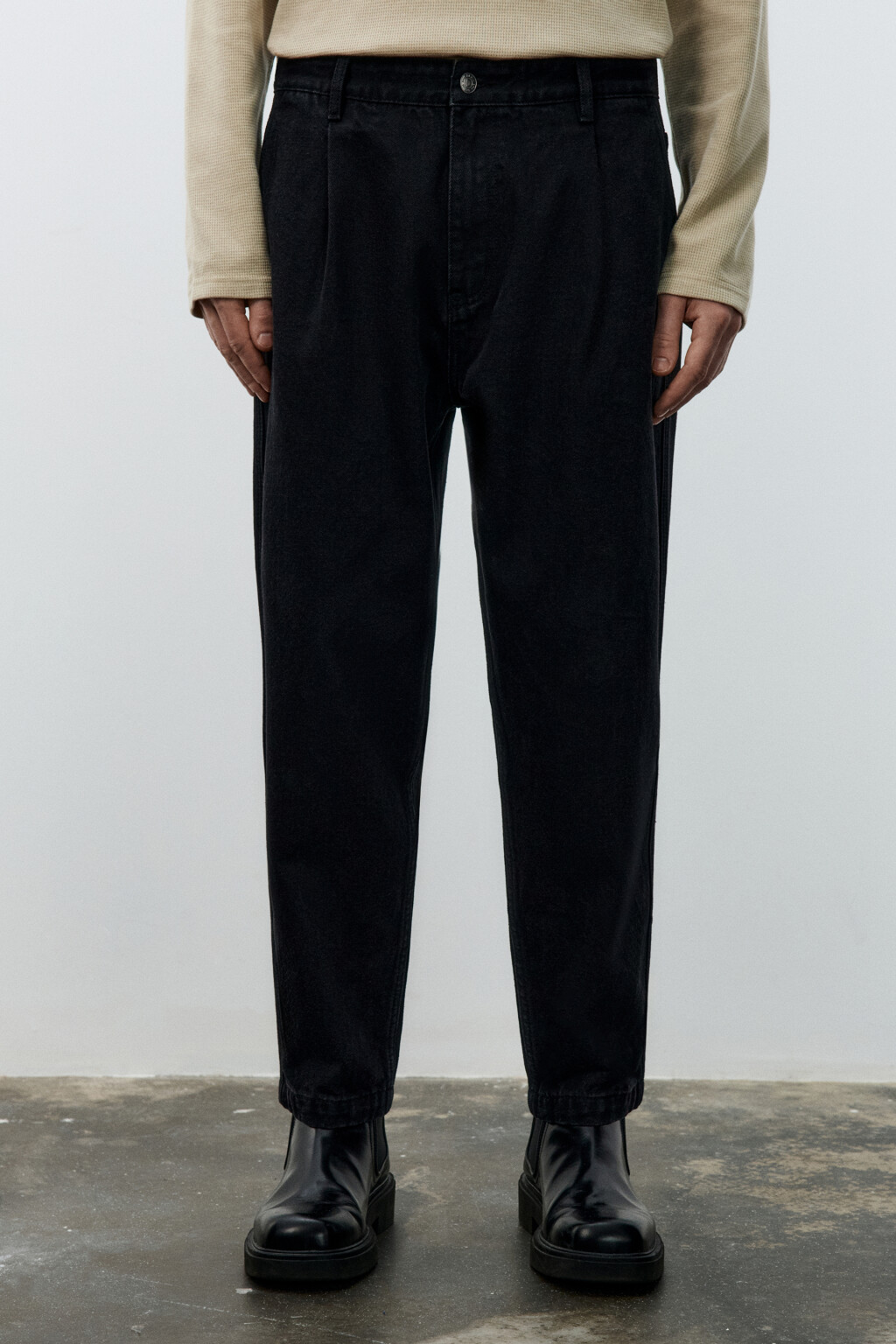 Джинсы-бананы со складками на поясе - цвет черный - 2