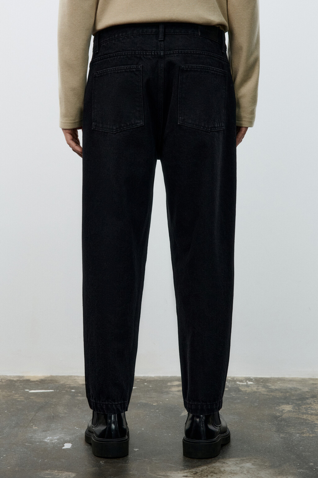 Джинсы-бананы со складками на поясе - цвет черный - 3