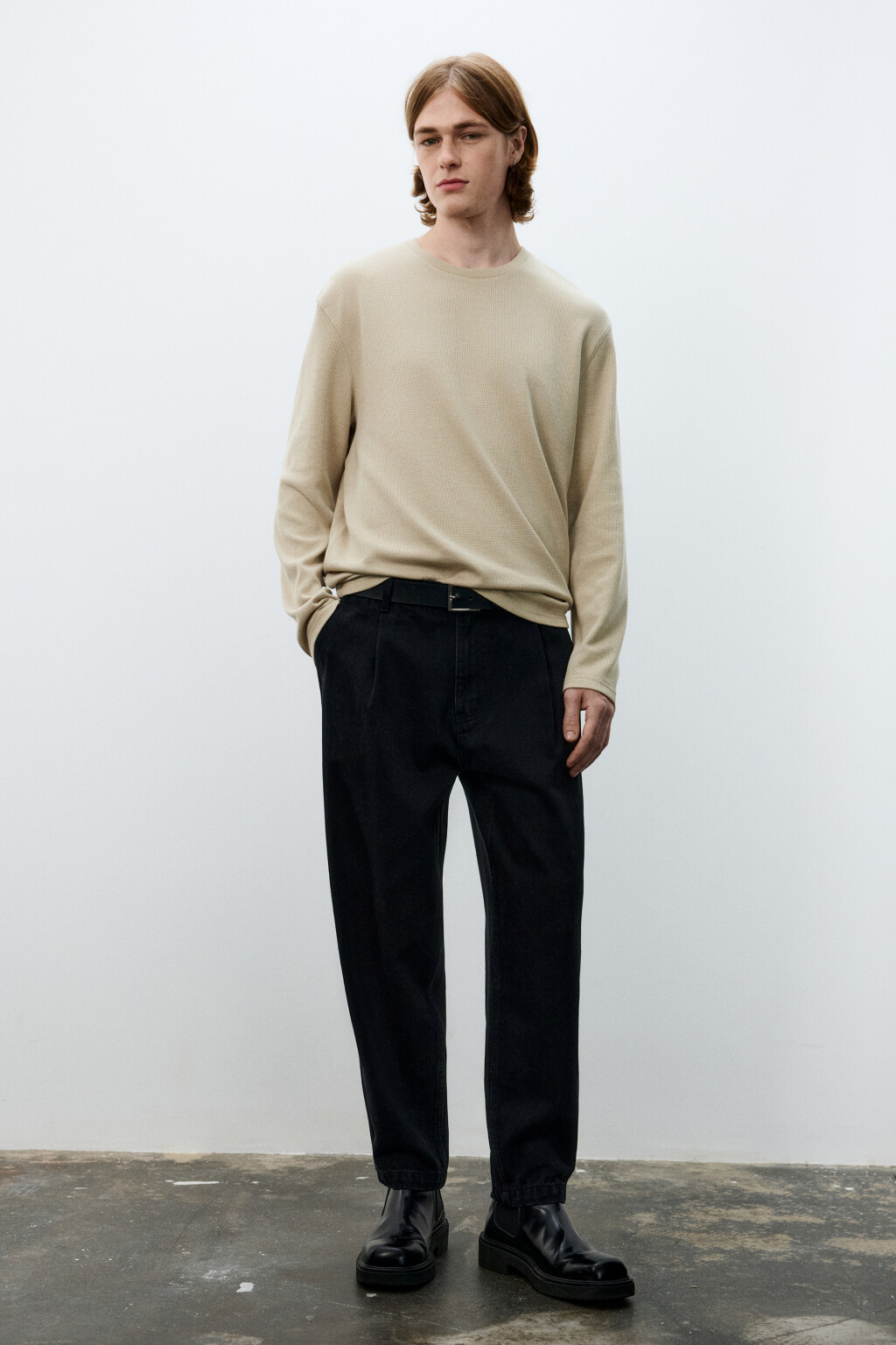 Джинсы-бананы со складками на поясе - цвет черный - 4