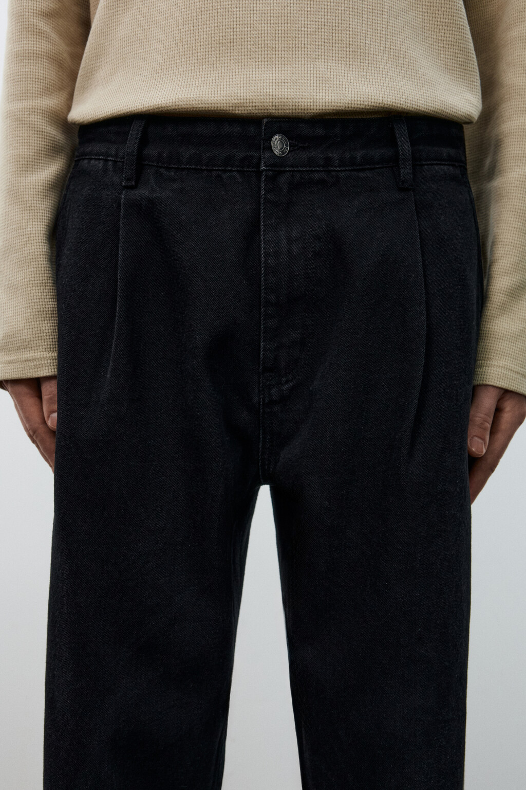 Джинсы-бананы со складками на поясе - цвет черный - 5