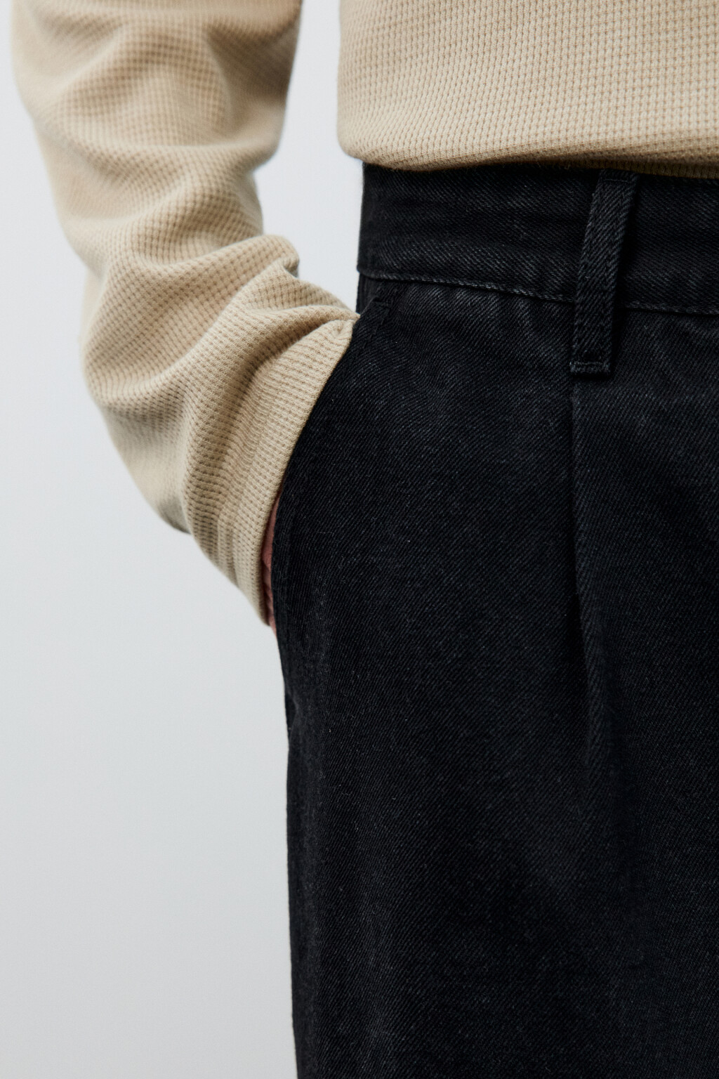 Джинсы-бананы со складками на поясе - цвет черный - 6