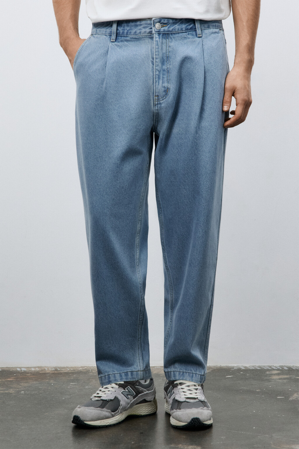 Джинсы-бананы со складками на поясе - цвет голубой - 2