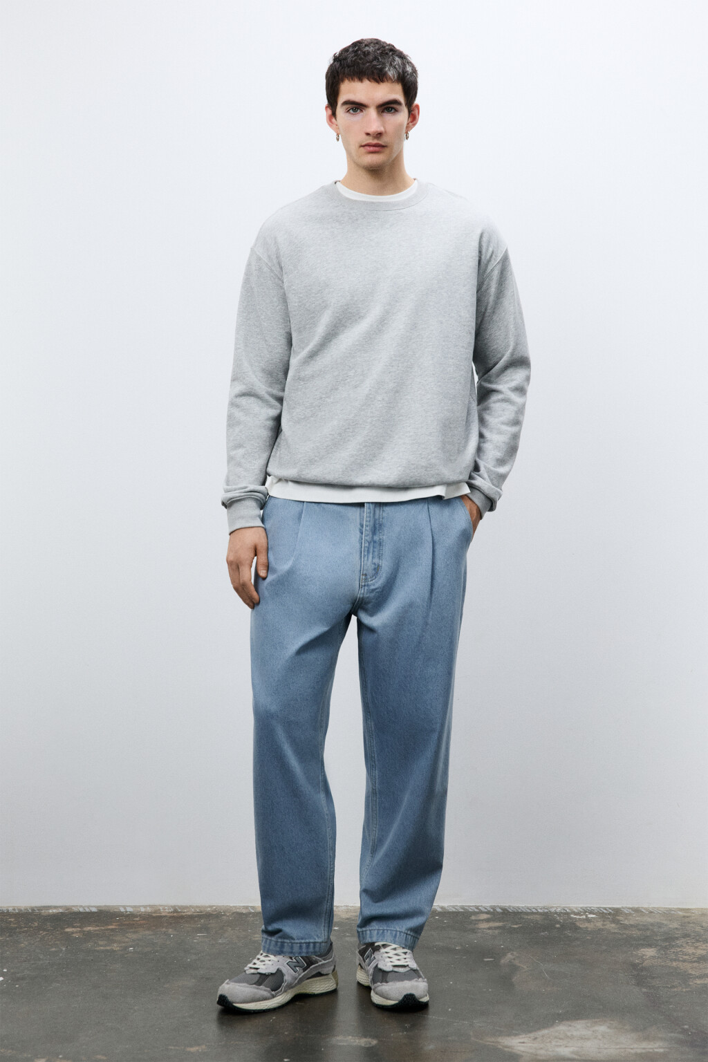 Джинсы-бананы со складками на поясе - цвет голубой - 4