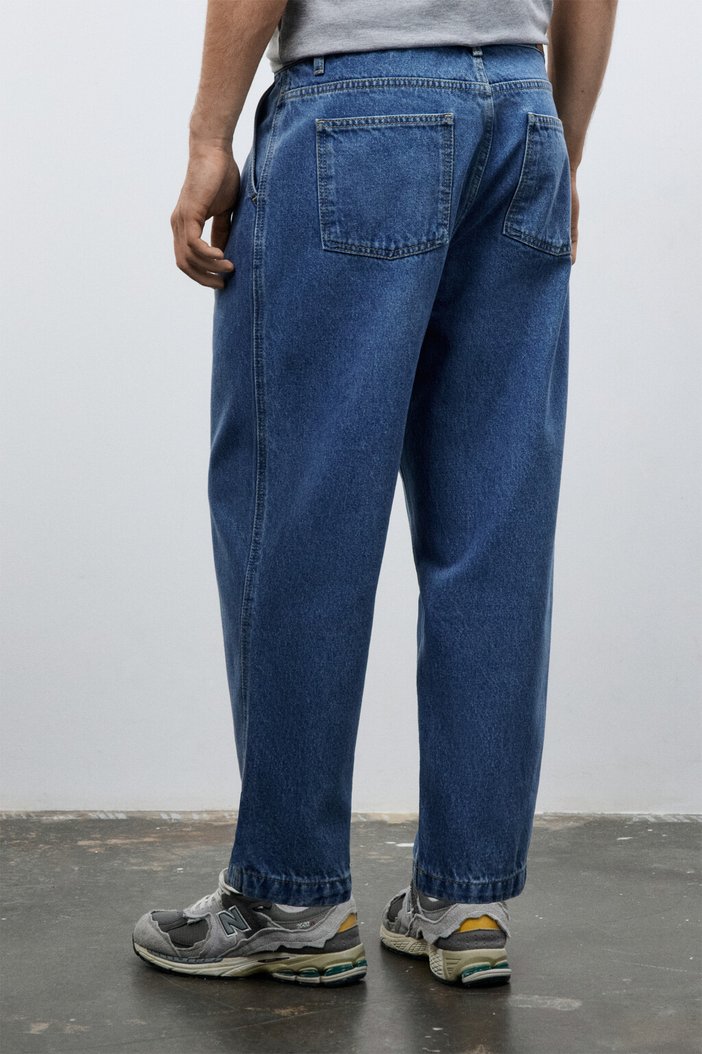 Джинсы-бананы со складками на поясе - цвет голубой - 4