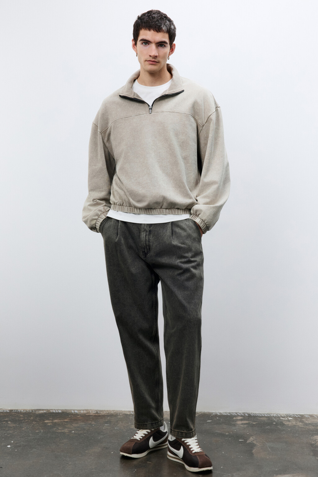 Джинсы-бананы со складками на поясе - цвет серый - 1