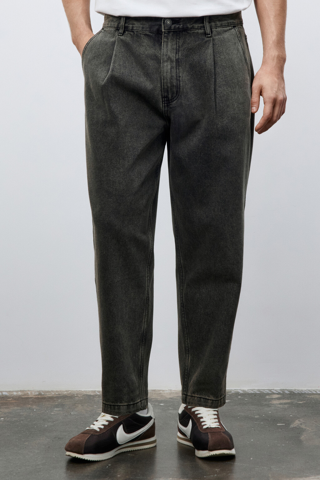 Джинсы-бананы со складками на поясе - цвет серый - 2