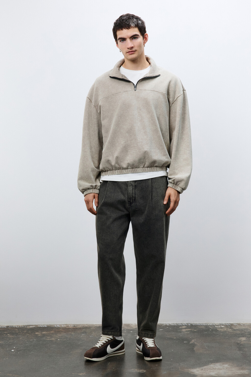 Джинсы-бананы со складками на поясе - цвет серый - 4