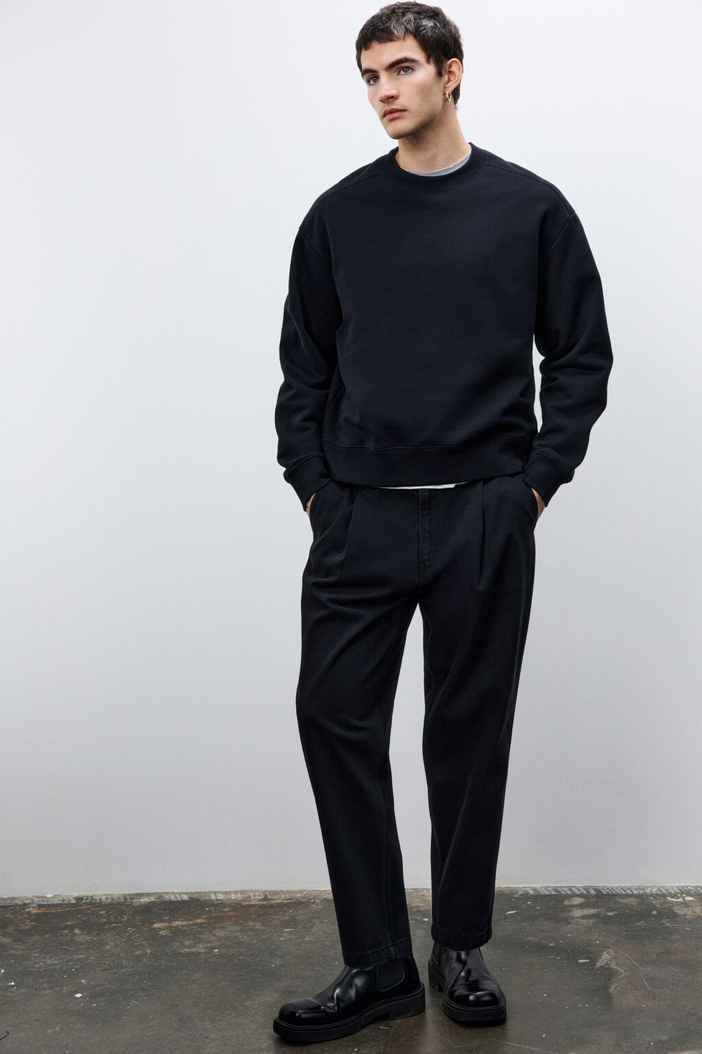 Джинсы-бананы со складками на поясе - цвет черный - 2