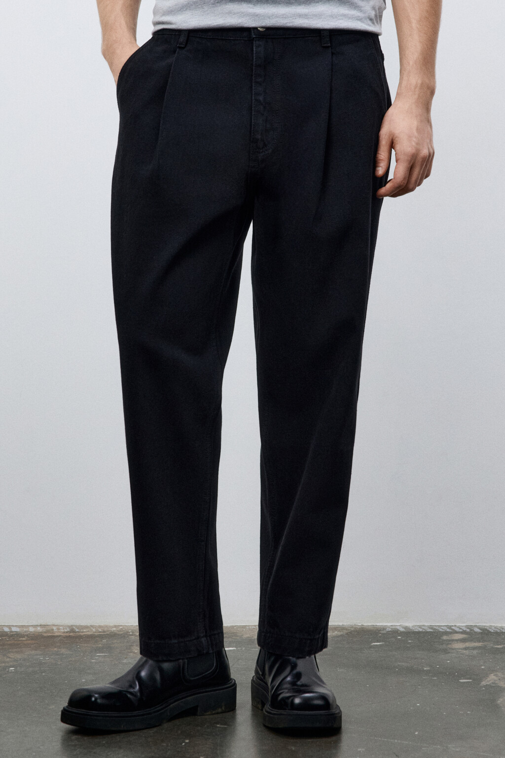 Джинсы-бананы со складками на поясе - цвет черный - 3