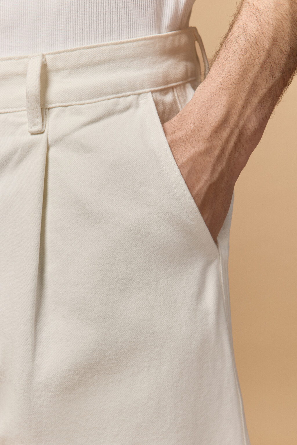 Джинсы-бананы со складками на поясе - цвет белый - 6