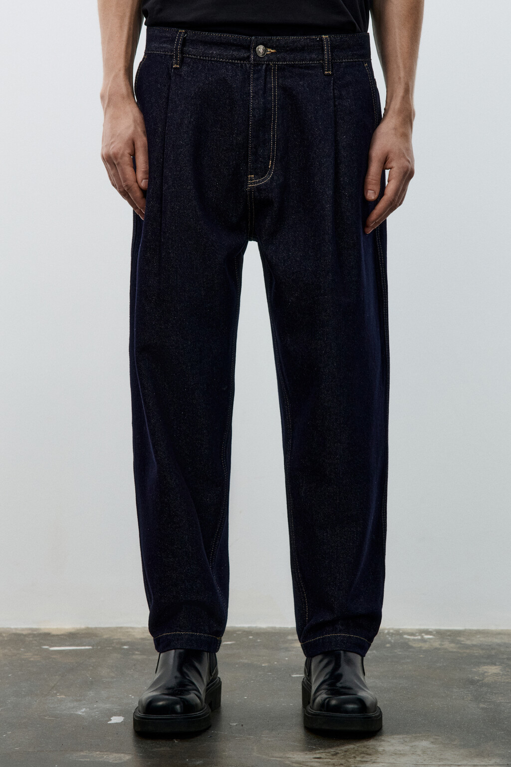 Джинсы-бананы со складками на поясе - цвет синий - 2