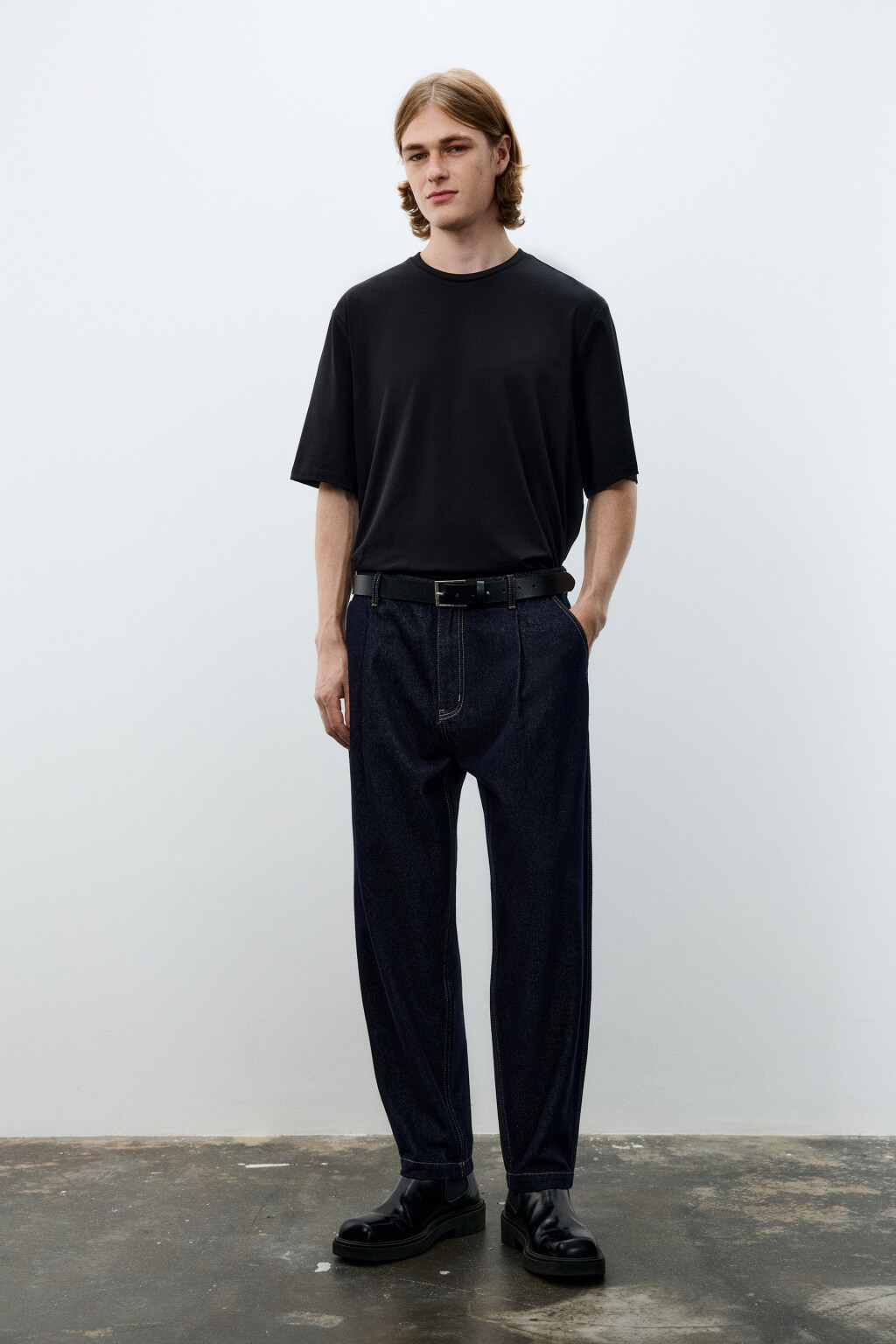 Джинсы-бананы со складками на поясе - цвет синий - 4