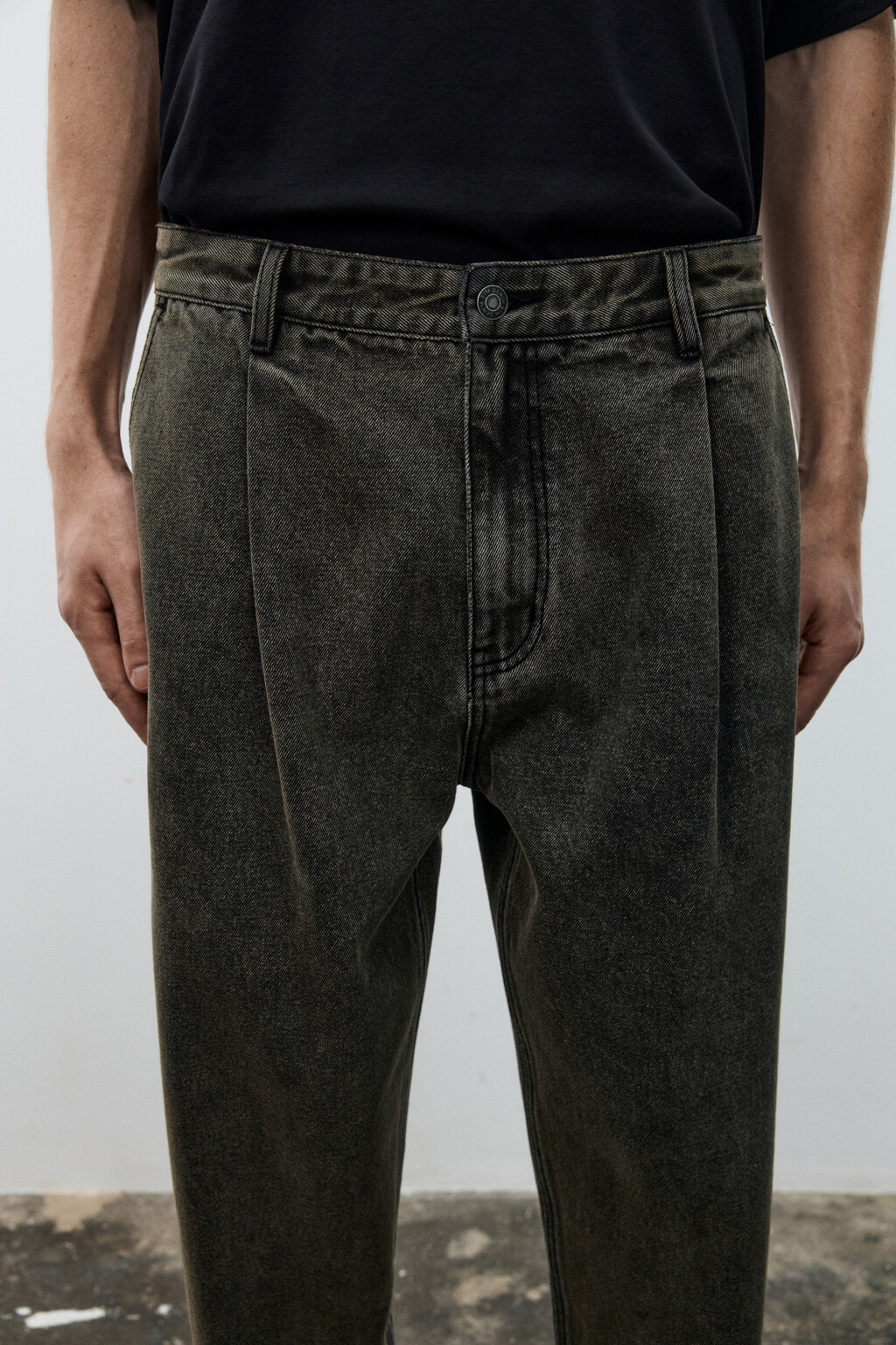 Джинсы-бананы со складками на поясе - цвет серый - 5