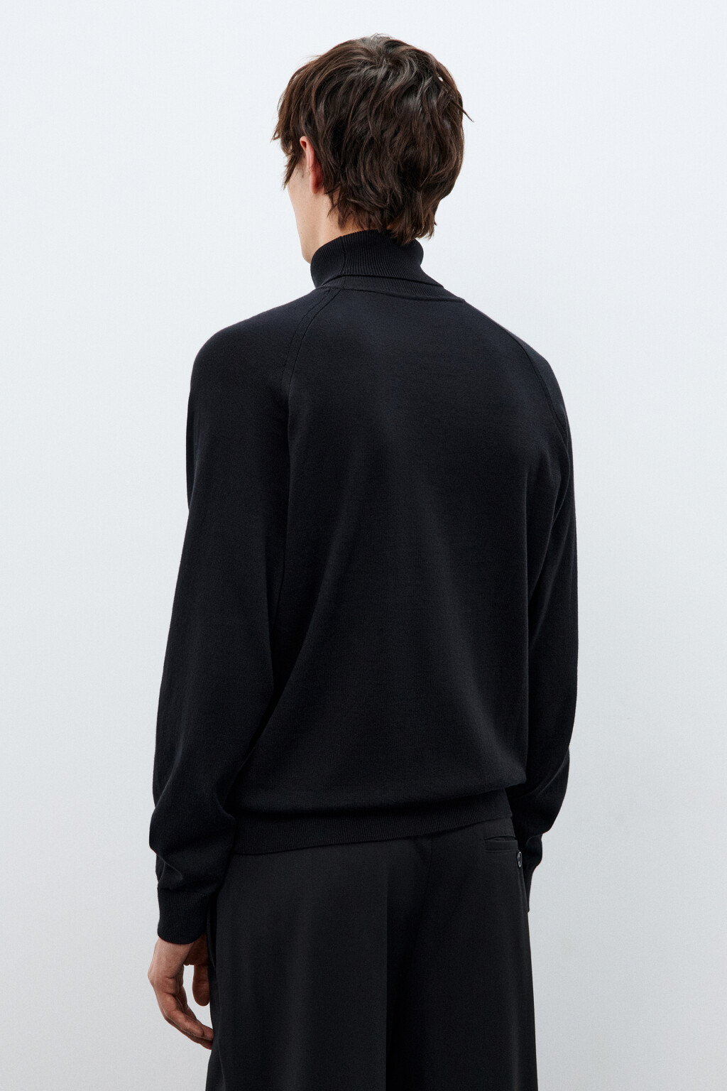 Водолазка базовая тонкой вязки - цвет черный - 4