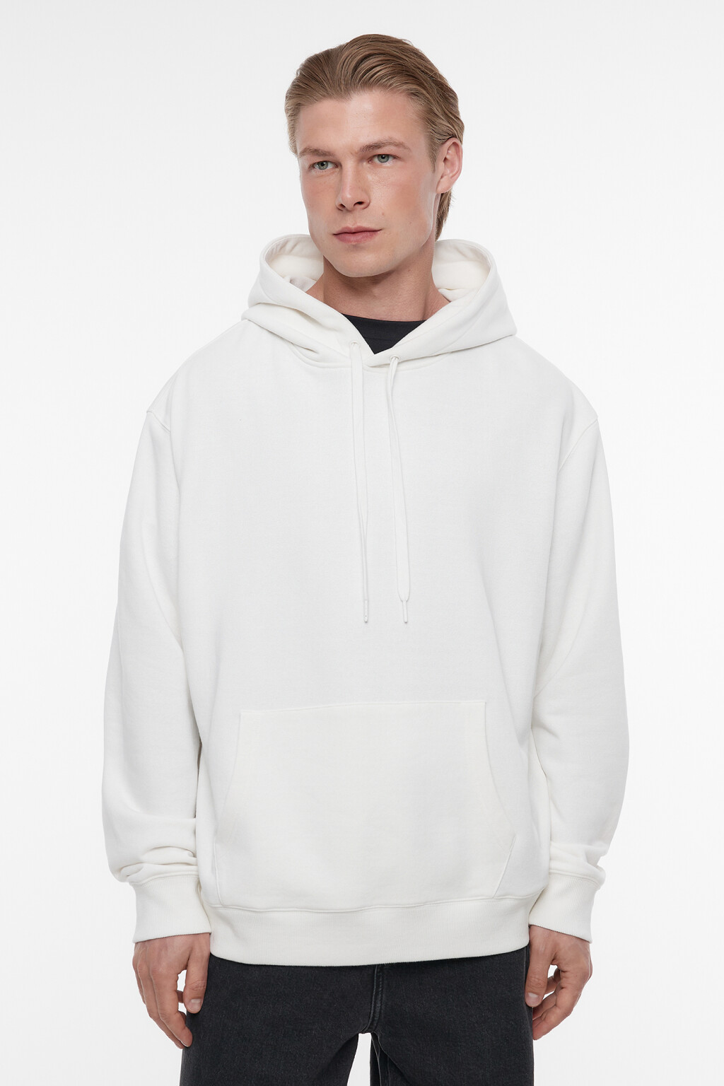 Худи свободного кроя базовая с капюшоном и карманом - цвет белый - 2