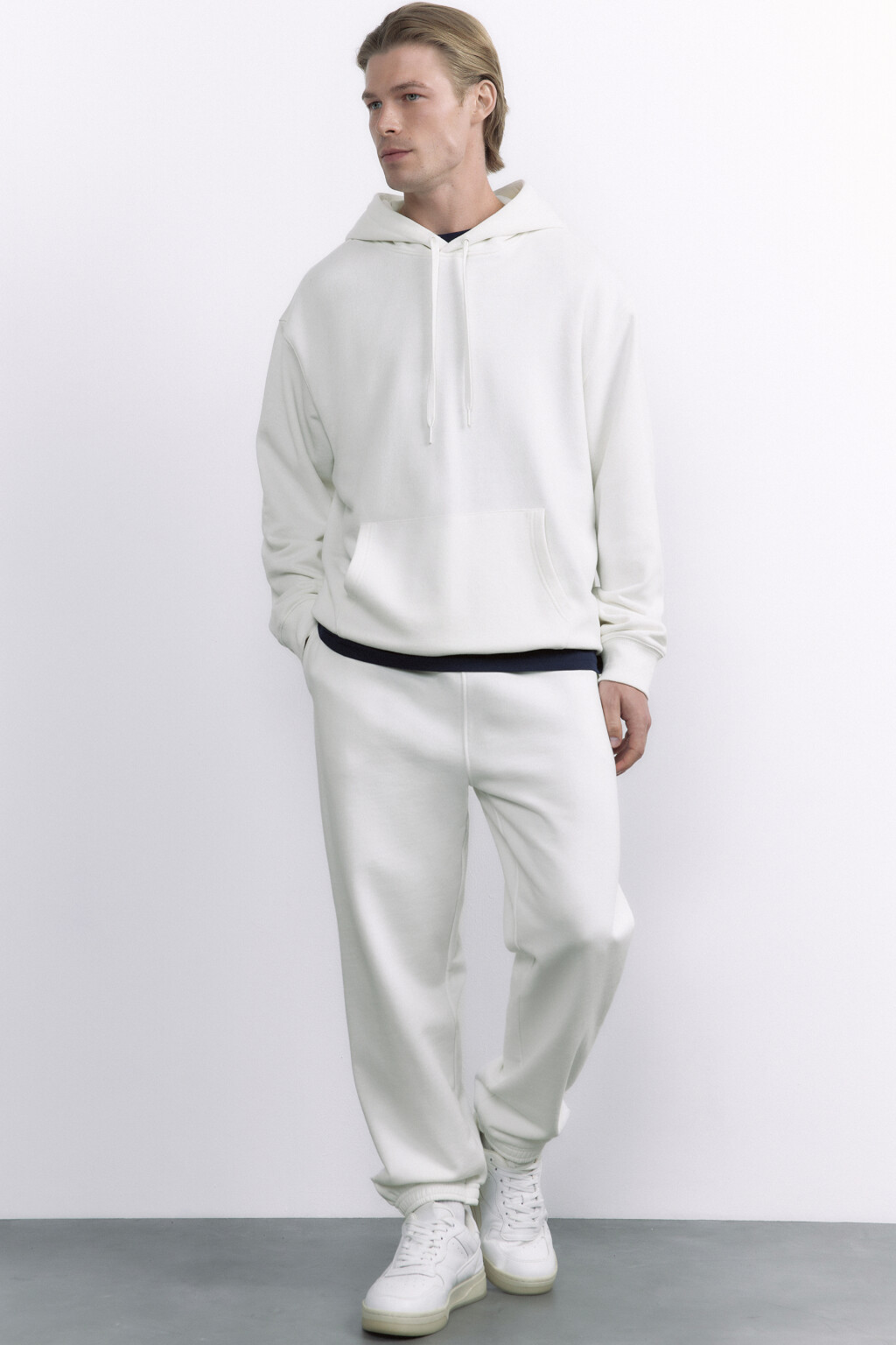 Худи свободного кроя базовая с капюшоном и карманом - цвет белый - 9