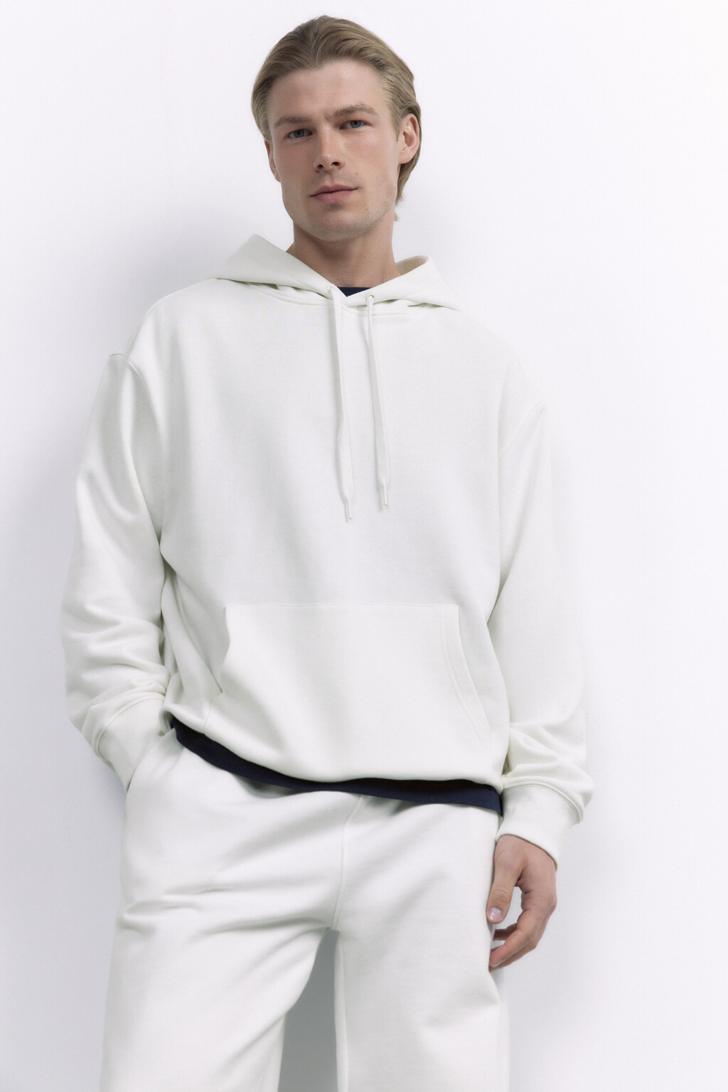 Худи свободного кроя базовая с капюшоном и карманом - цвет белый - 7