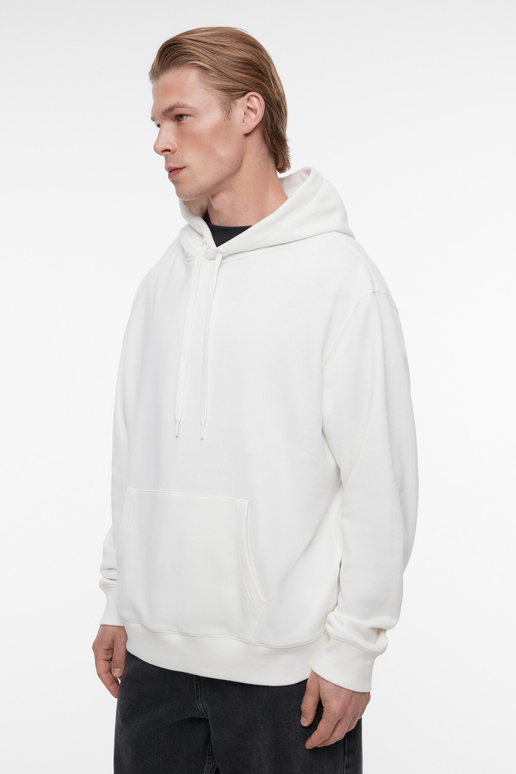Худи свободного кроя базовая с капюшоном и карманом - цвет белый - 3