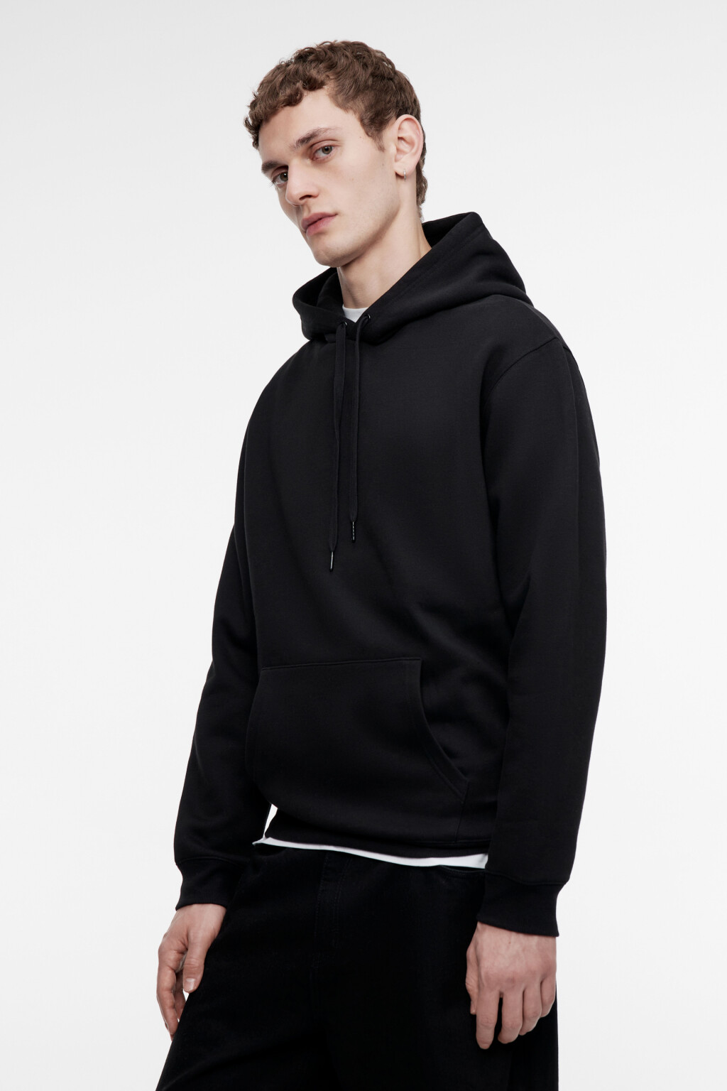 Худи oversize базовая с капюшоном и карманом - цвет черный - 3