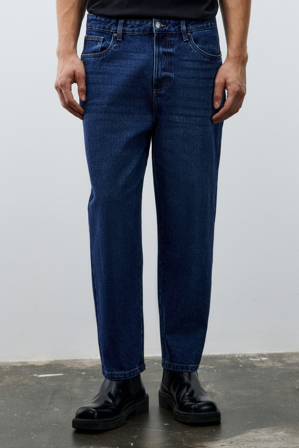 Джинсы-бананы зауженные - цвет голубой - 2