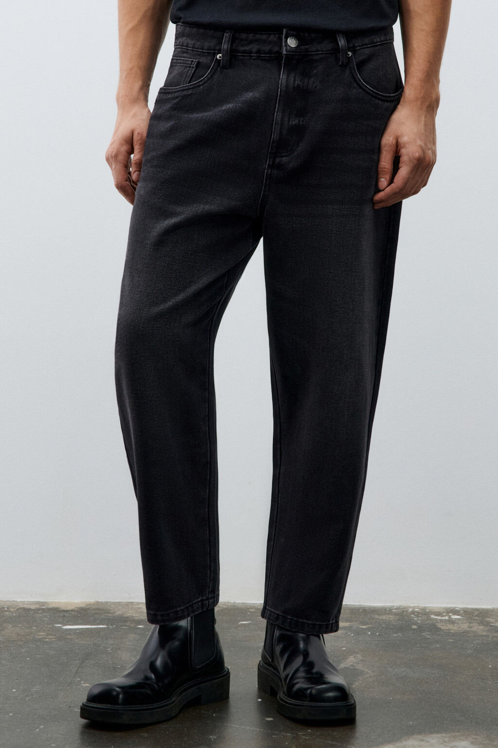 Джинсы-бананы зауженные - цвет черный - 2