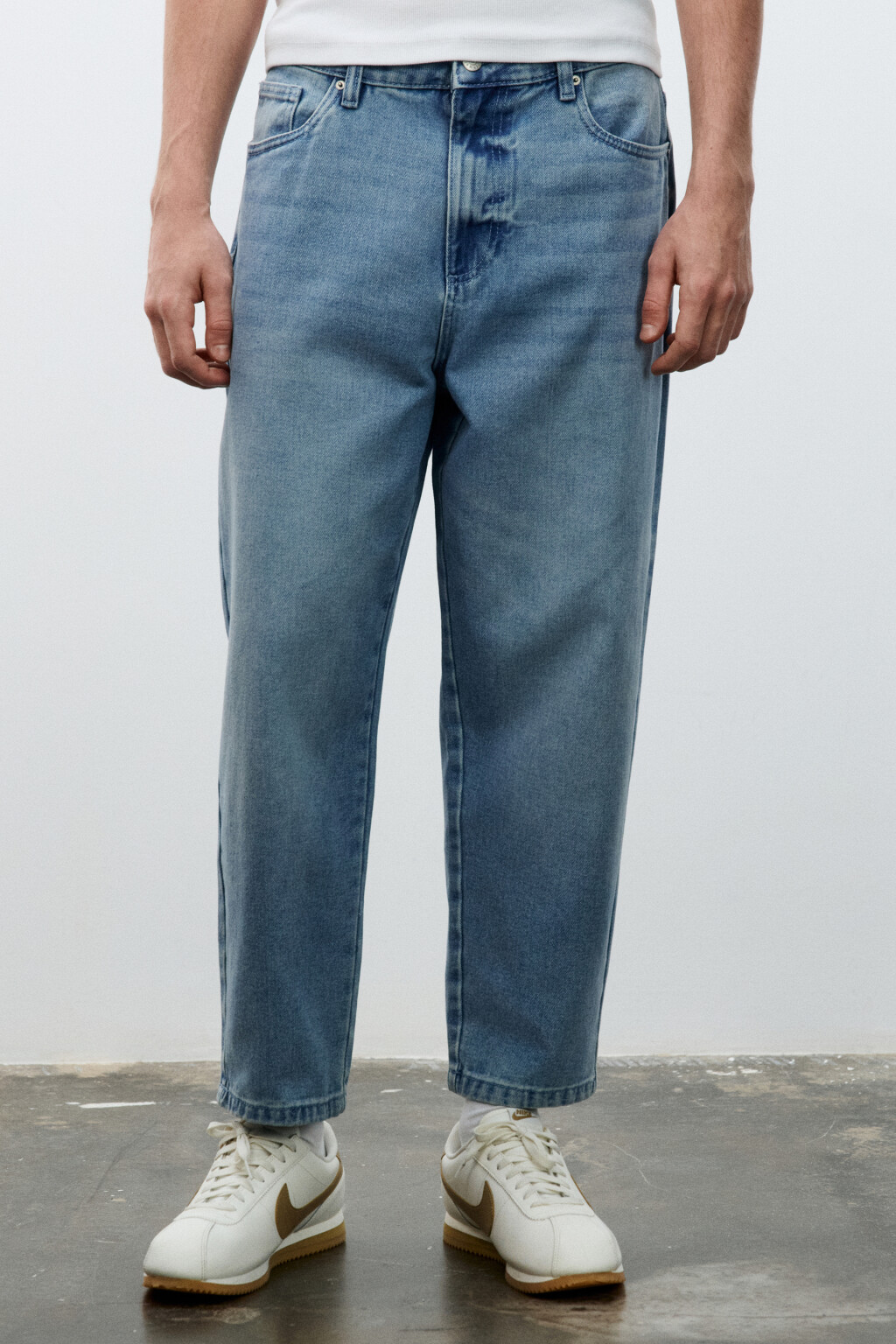 Джинсы-бананы зауженные - цвет голубой - 2